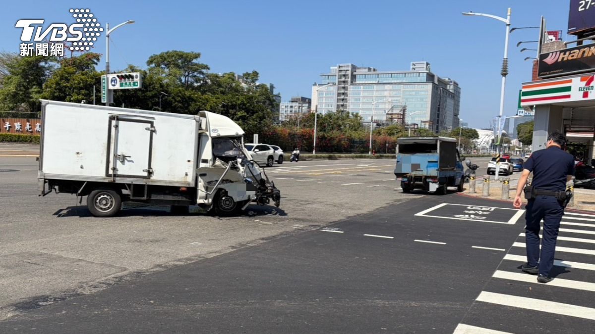 高雄碰撞驚魂!小貨車頭凹爛、保險桿噴出 3人緊急送醫