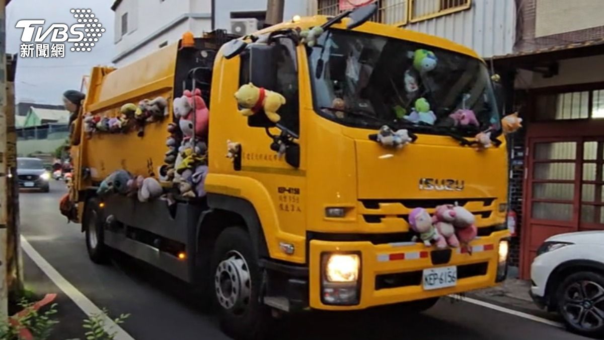 桃園這輛垃圾車掛滿娃娃,居民覺得新奇又可愛。(圖/TVBS)