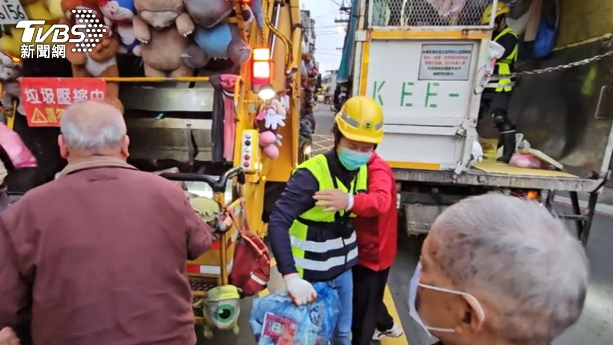 清潔隊員詹禮維用廢棄娃娃裝飾垃圾車,也透過親切問候與鄰里拉近關係。(圖/TVBS)