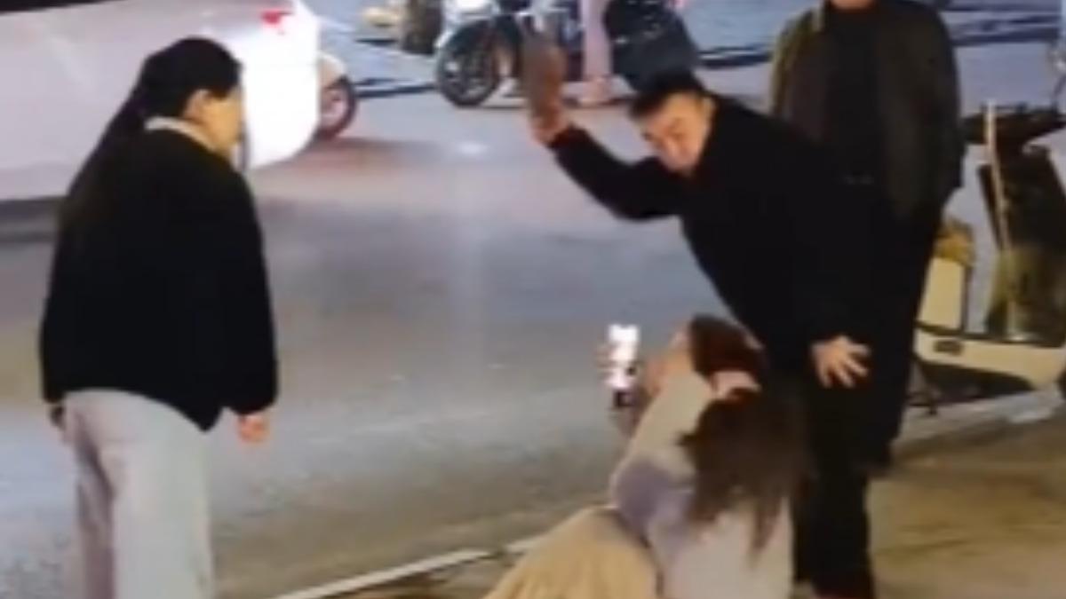 河南夫妻因行車糾紛當街暴打15歲女學生掀眾怒。(圖/微博)