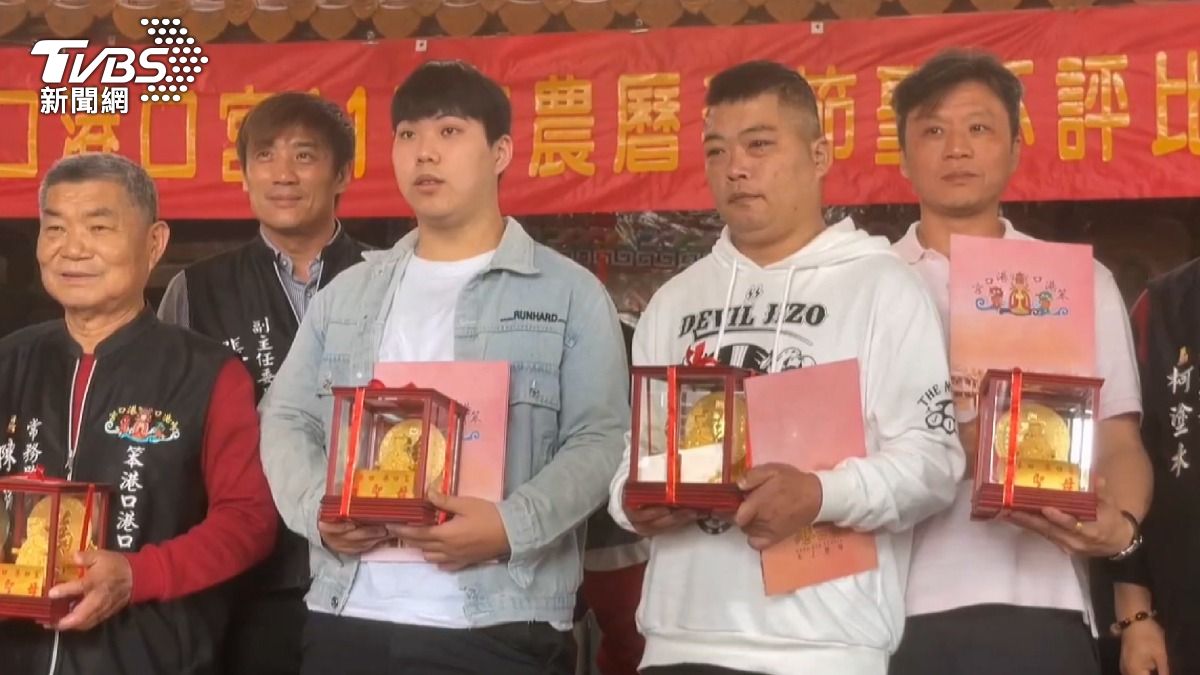 東石港口宮今年擲筊活動準備了豐富獎品,包括價值90萬元的日系休旅車、70萬元轎車、機車、手機,以及5尊超過20萬元的一兩重金媽祖。(圖/TVBS)