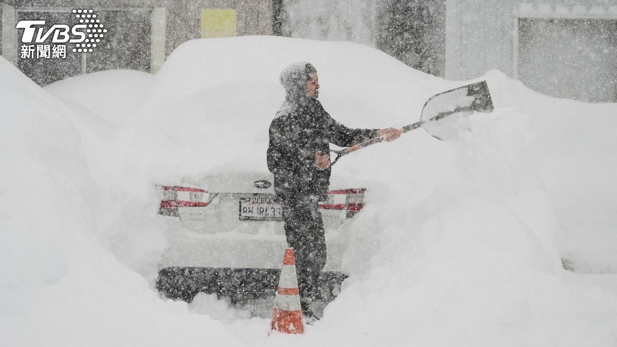 冬季風暴為加州地區帶來大量粉雪,汽車受困雪地尋求就援。(圖/達志影像美聯社)