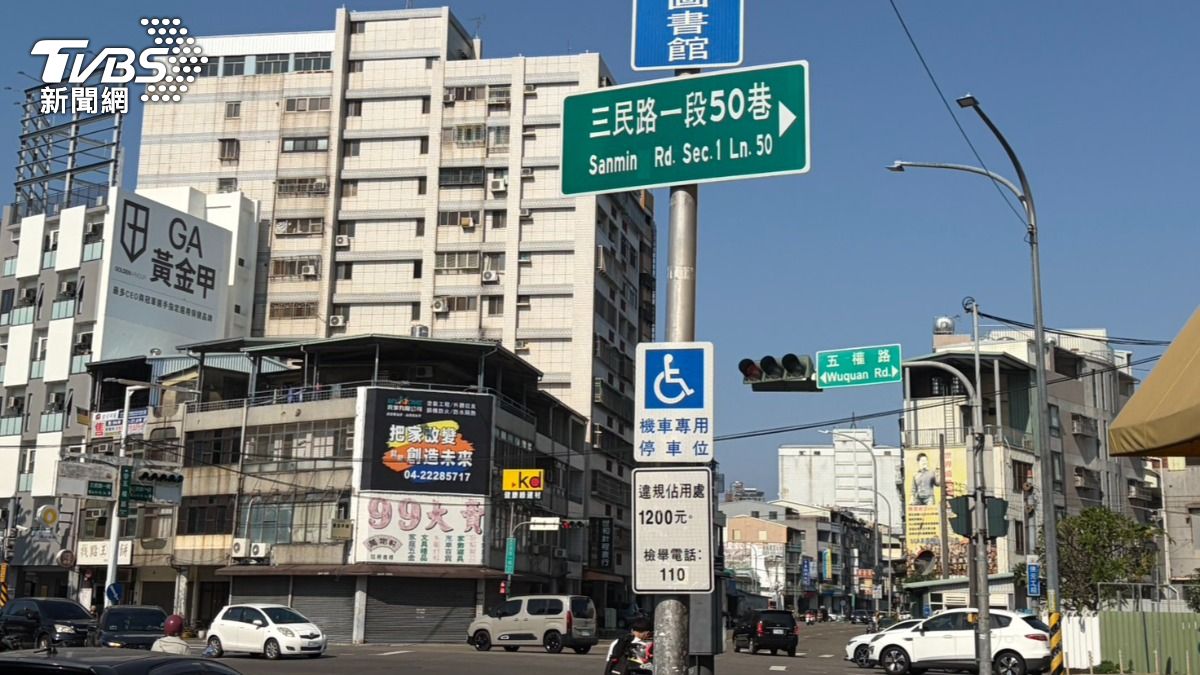 三民路一段未設有待轉標誌、禁行機車標線,即便五權路口有待轉格,機車族可自己評估是否要二段式左轉。(圖/林冠丞攝)
