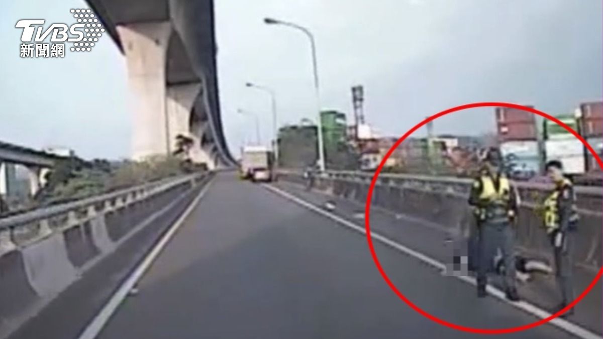 吳男倒臥在國1北向中正北路入口匝道。(圖/TVBS)
