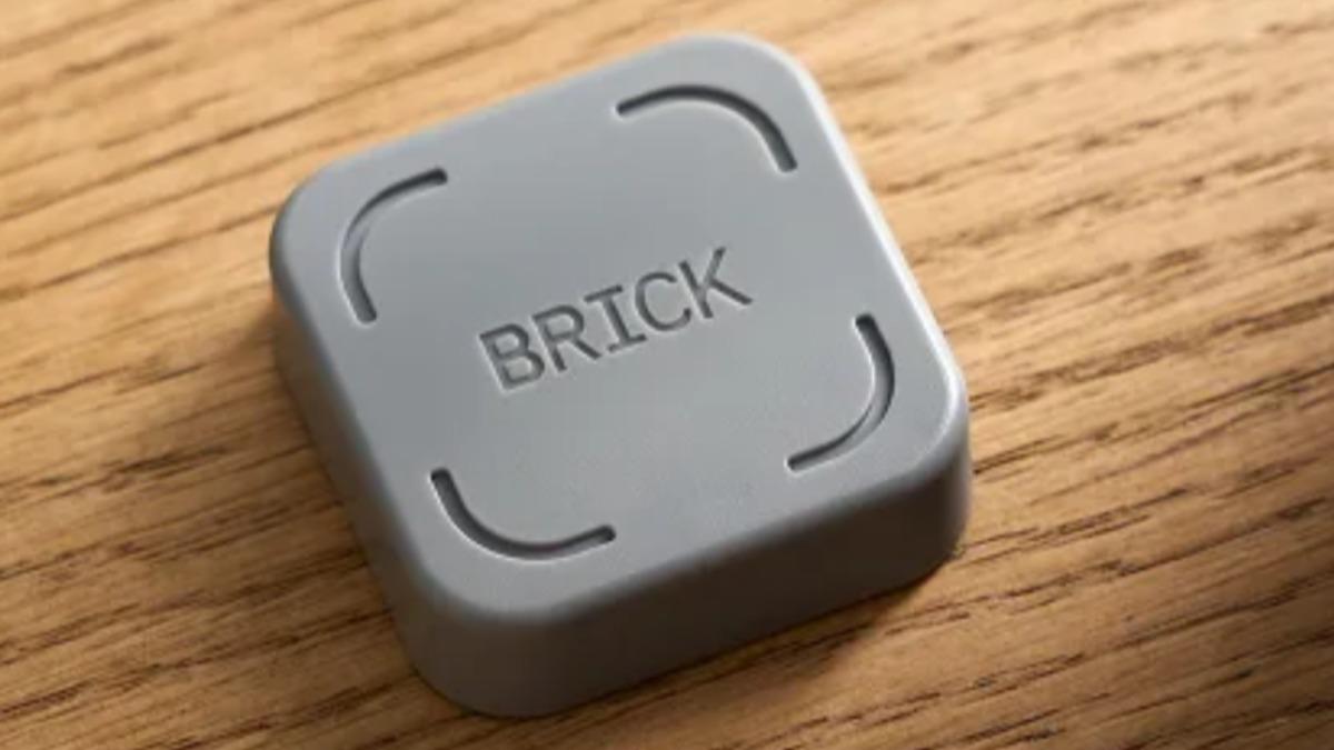 美國推出的裝置「Brick」，只要指定好社群APP再用手機觸碰就能封鎖限制使用時間。（圖／翻攝 getbrick 官網）
