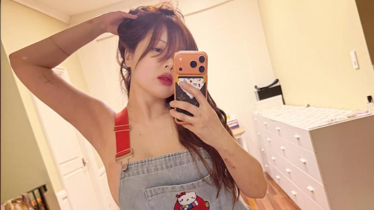 泫雅曬出穿著吊帶裙的自拍美照,豐滿側乳直接包不住。(圖/翻攝自IG)