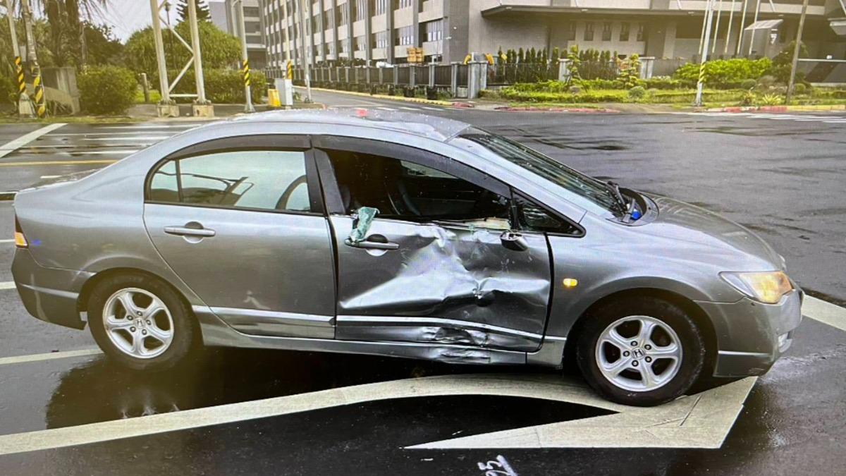 駕駛闖紅燈害女騎士煞車不及撞上,車停下後竟棄車徒步逃逸。(圖/TVBS)