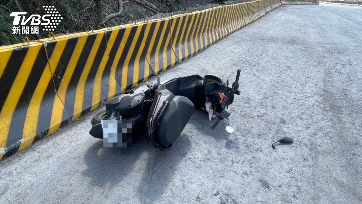 黃男的機車留在橋上,人卻摔落邊坡死亡。(圖/TVBS)