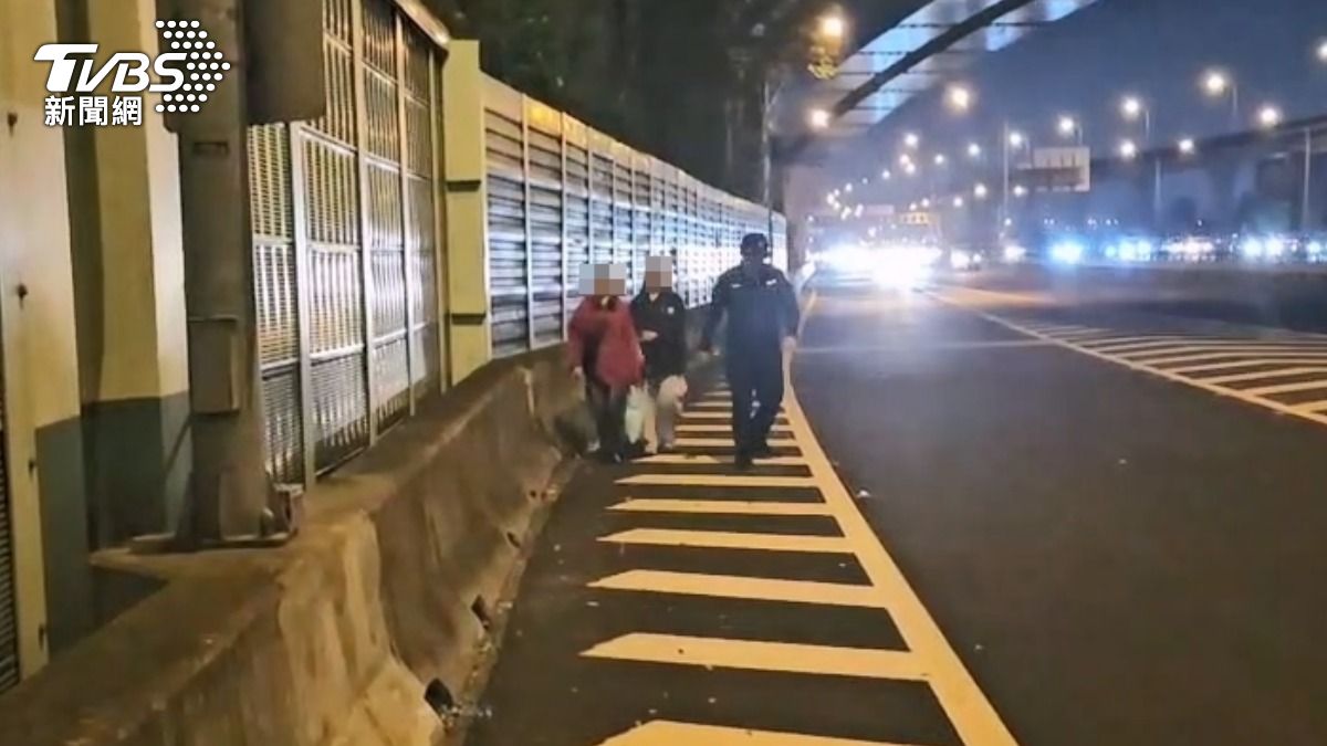 緬甸外籍生誤闖國道,國道警方護送,同時開出罰單。 (圖/TVBS)