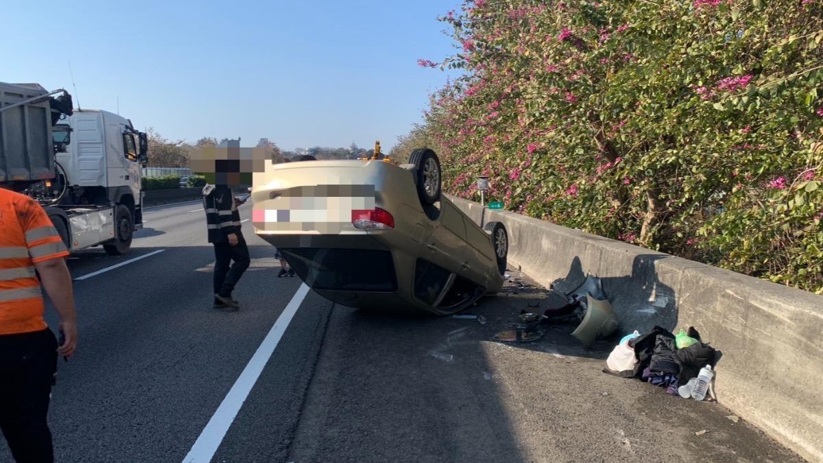 左車突然換車道?! 事故車嚇瘋釀打滑衝撞。（圖／警方提供）