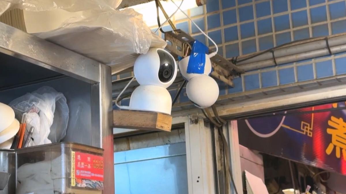 業者為了避免代煮糾紛,因此裝設有聲監視器,若顧客有疑義,可即時回調。(圖/TVBS)