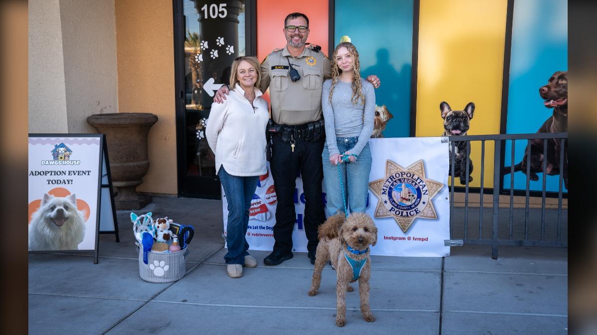 員警布萊克(中)出手、與家人近日正式領養了「捷藍」。(圖/翻攝自Facebook@LVMPD)