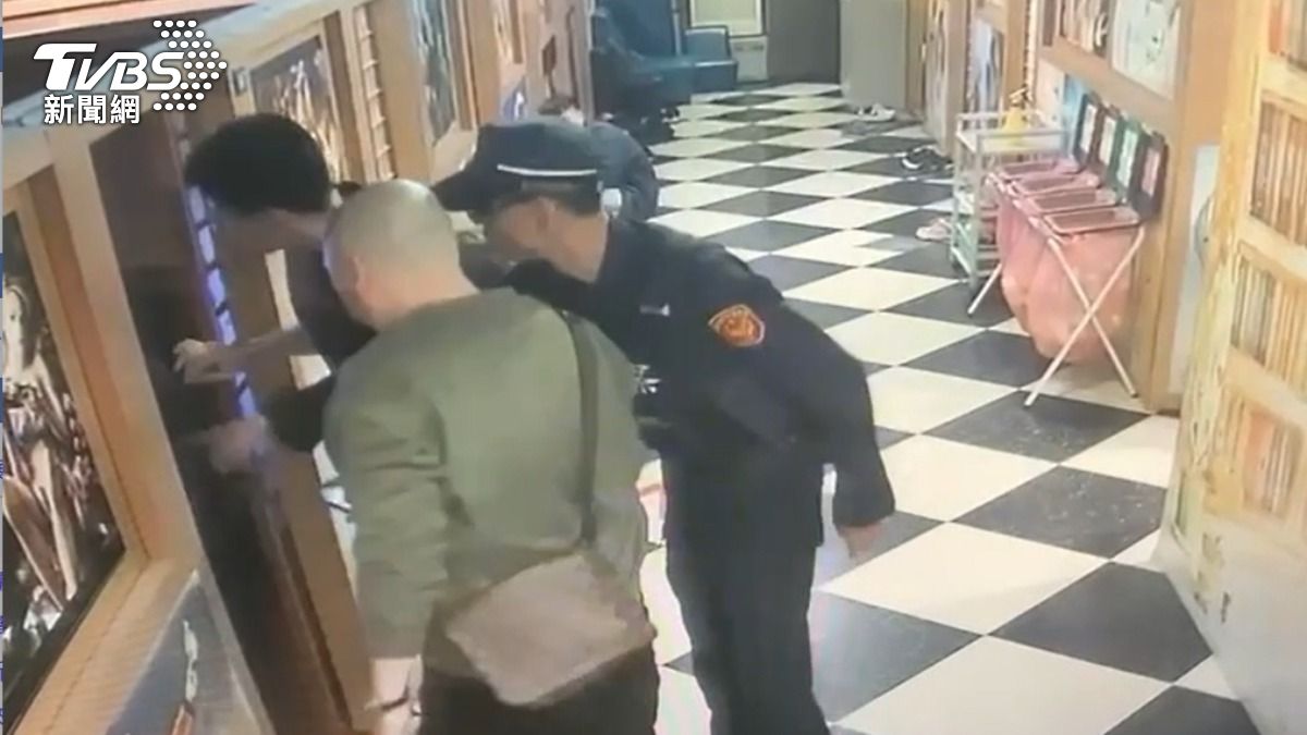 快訊/人抓到了!2男持刀劫計程車南下逃亡 台中網咖落網