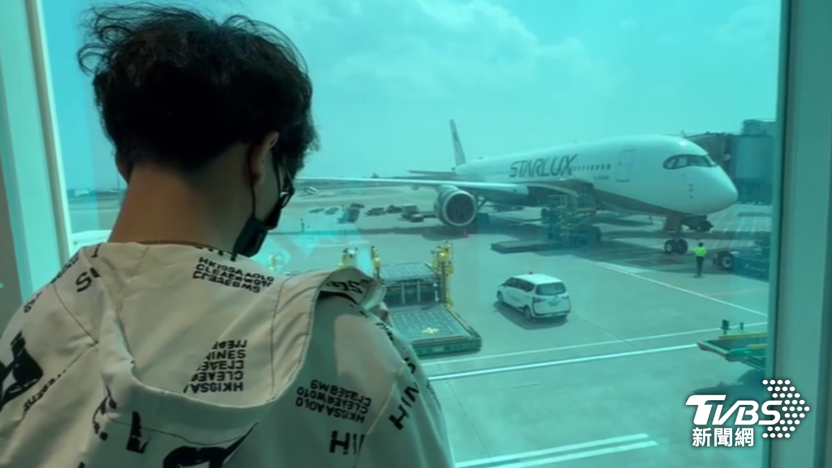星宇航空JX800週日早上8點半起飛1小時候折返。（圖／TVBS）