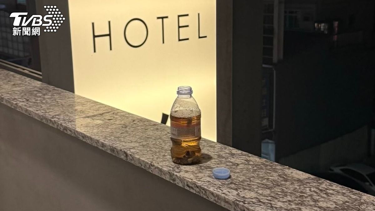 入房後更是驚嚇連連，拉開窗簾發現陽台上放著一個小寶特瓶，瓶內裝滿了水，並且插了很多支香菸在裡面。（圖／翻攝Threads_ jerryjerry113）