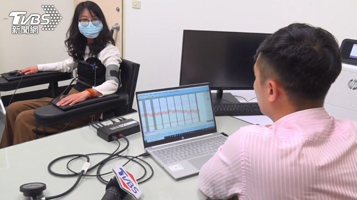 測謊採用「緊張高點法」，綜合判讀受測者在不同問題下的壓力反應。（圖／TVBS）