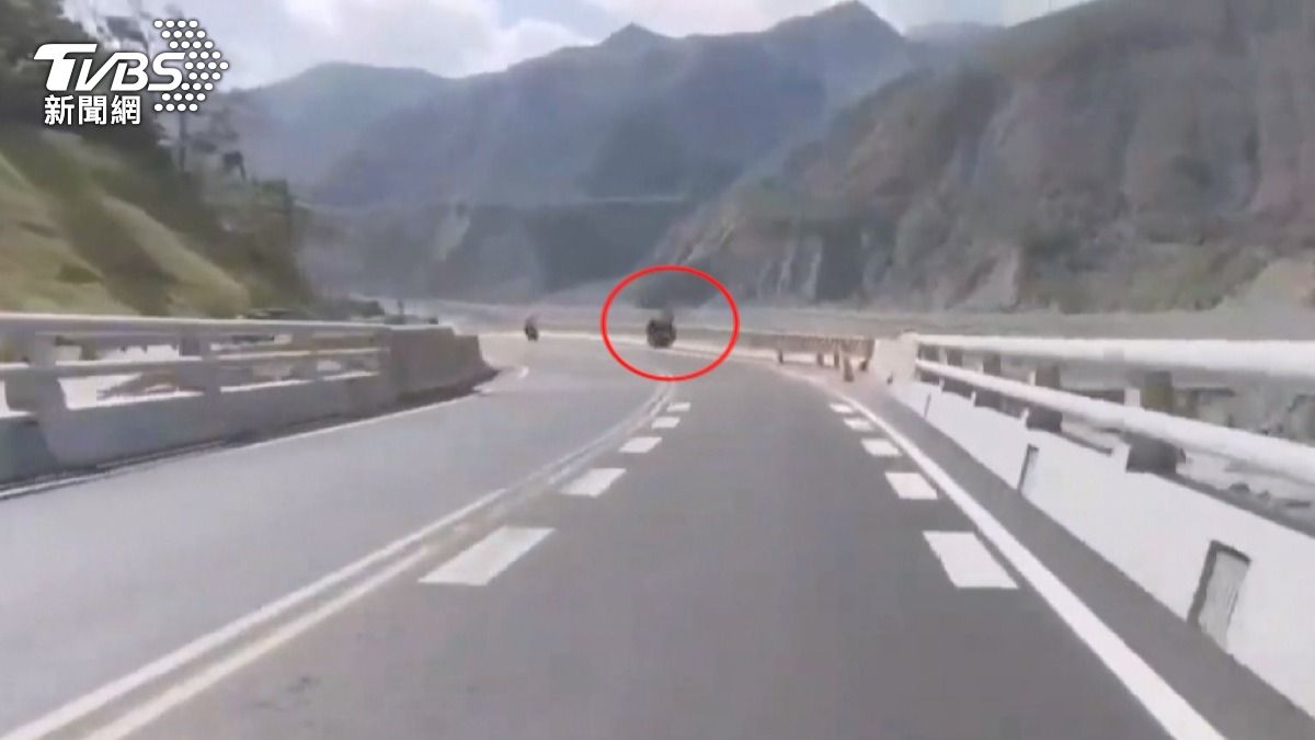 事發當時,機車在橋上行駛,瞬間揚起一道塵土,人已消失墜谷。(圖/TVBS)