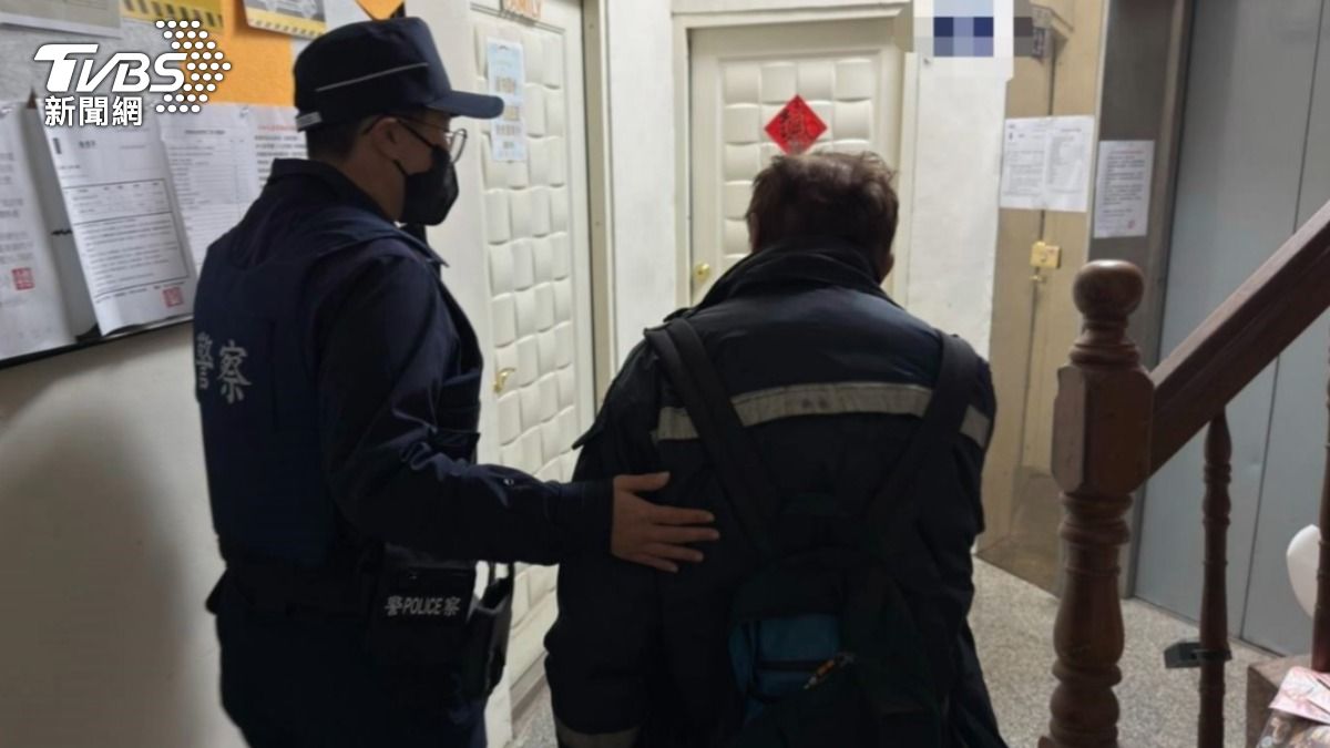 警方擔心任由魏翁自行返家會再次迷路或發生意外,於是將魏翁連同機車護送回家。(圖/TVBS)