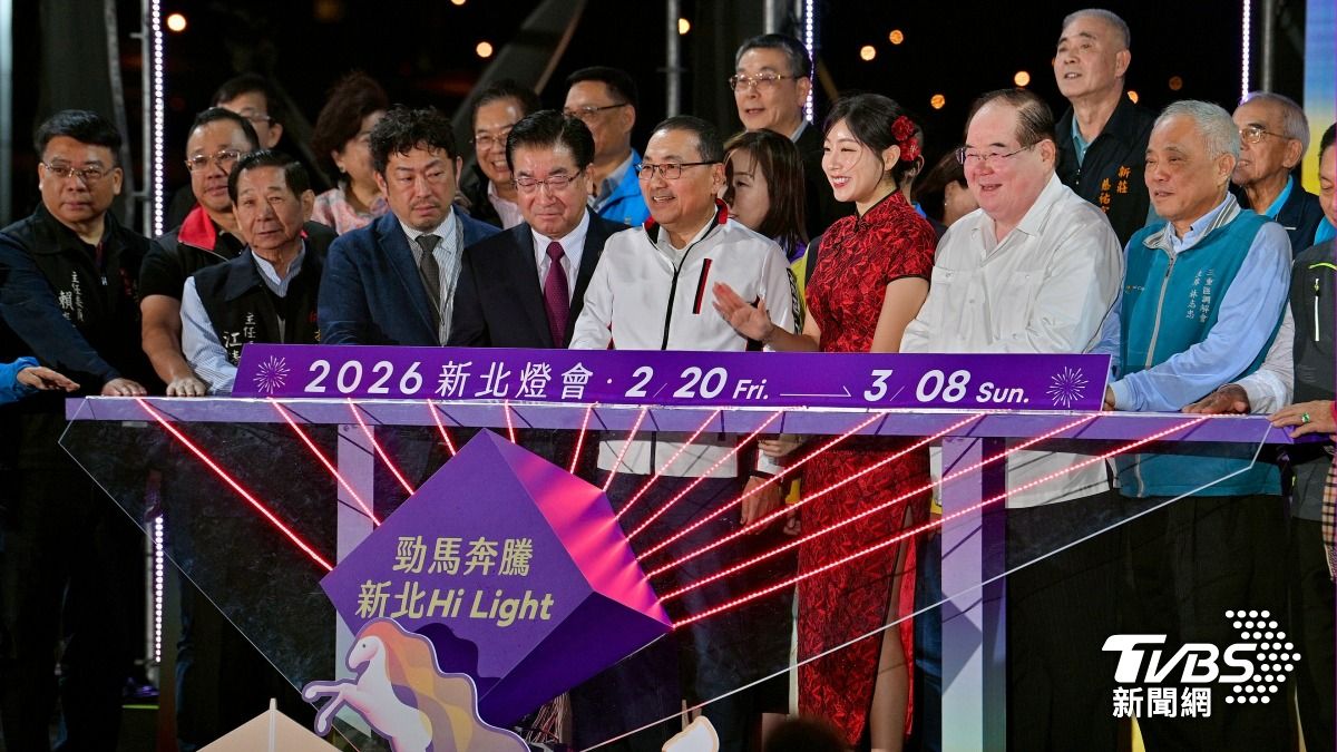 新北市長侯友宜和安芝儇共同為新北燈會主燈紅寶馬主持點燈儀式。(圖/胡瑞麒攝)