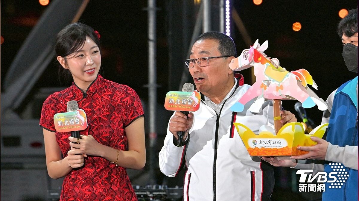新北市長侯友宜和安芝儇共同為新北燈會主燈紅寶馬主持點燈儀式。(圖/胡瑞麒攝)