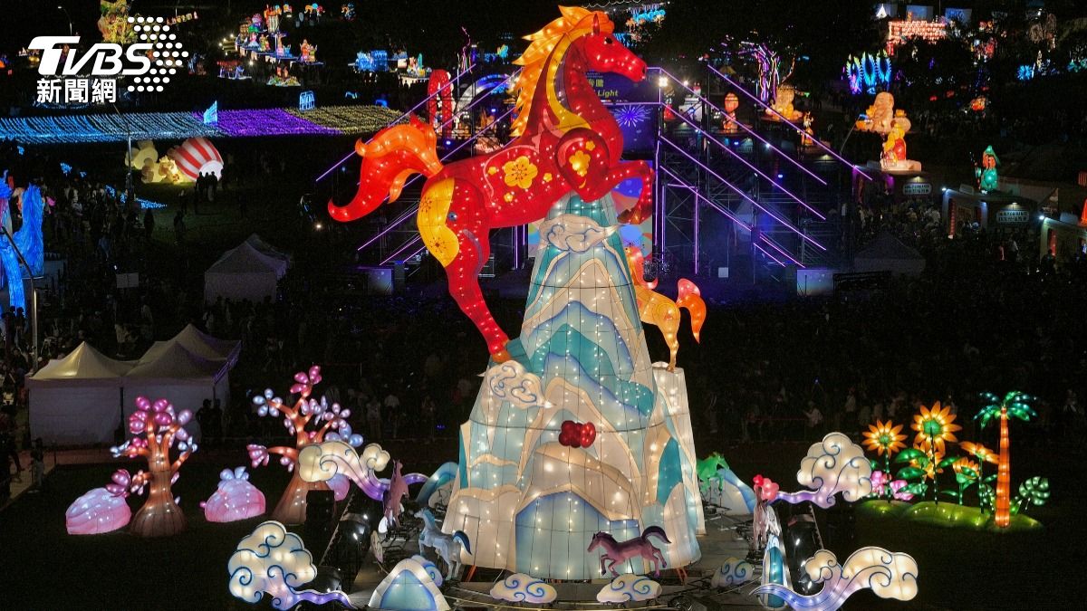2026新北燈會馬年主燈。(圖/胡瑞麒攝)