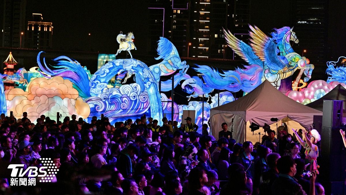2026新北燈會萬馬奔騰燈區。(圖/胡瑞麒攝)