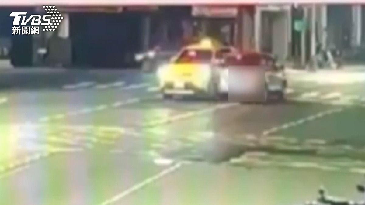 酒駕男跨越雙黃線，擦撞到計程車肇逃，被攔下還找兒子解圍，結果越幫越忙。（圖／TVBS）