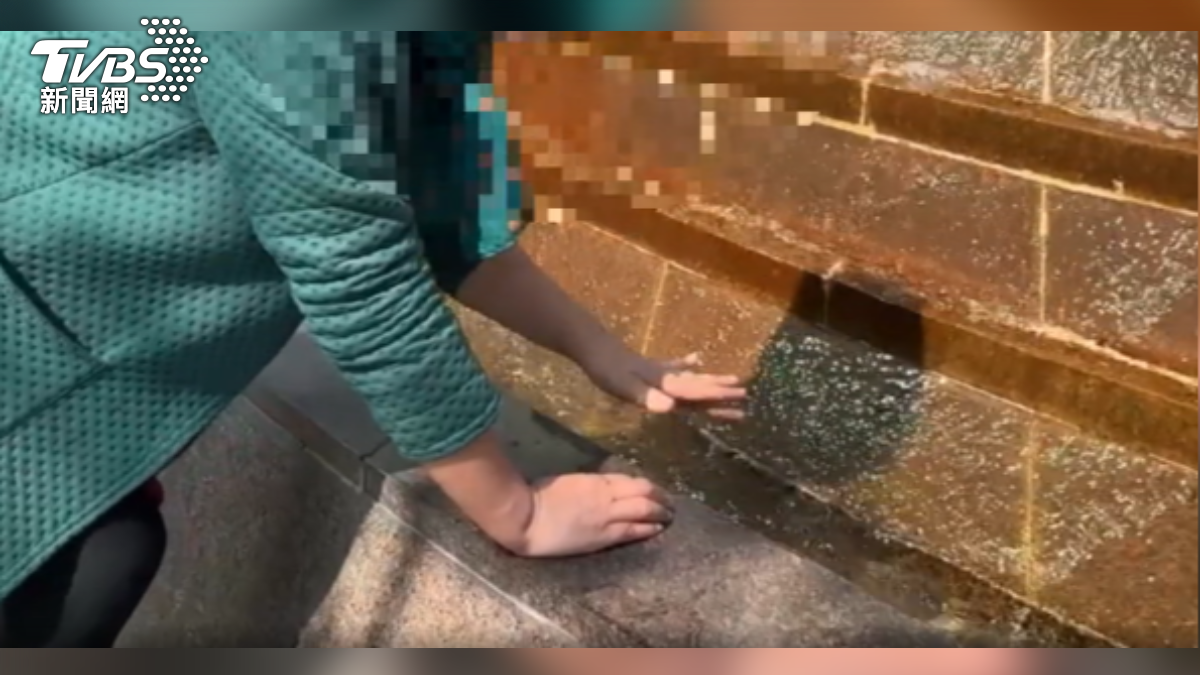 有人拿容器去裝台北101和銀行前方水池的水,甚至有民眾聽説可以招財,還立刻試喝。(圖/TVBS)