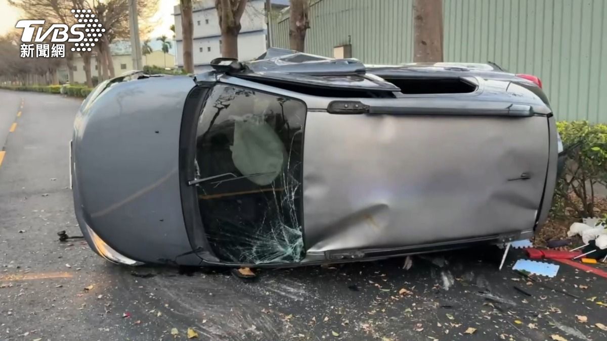 台中休旅車撞樹！車翻90度輪胎噴飛　駕駛救出「沒記憶」