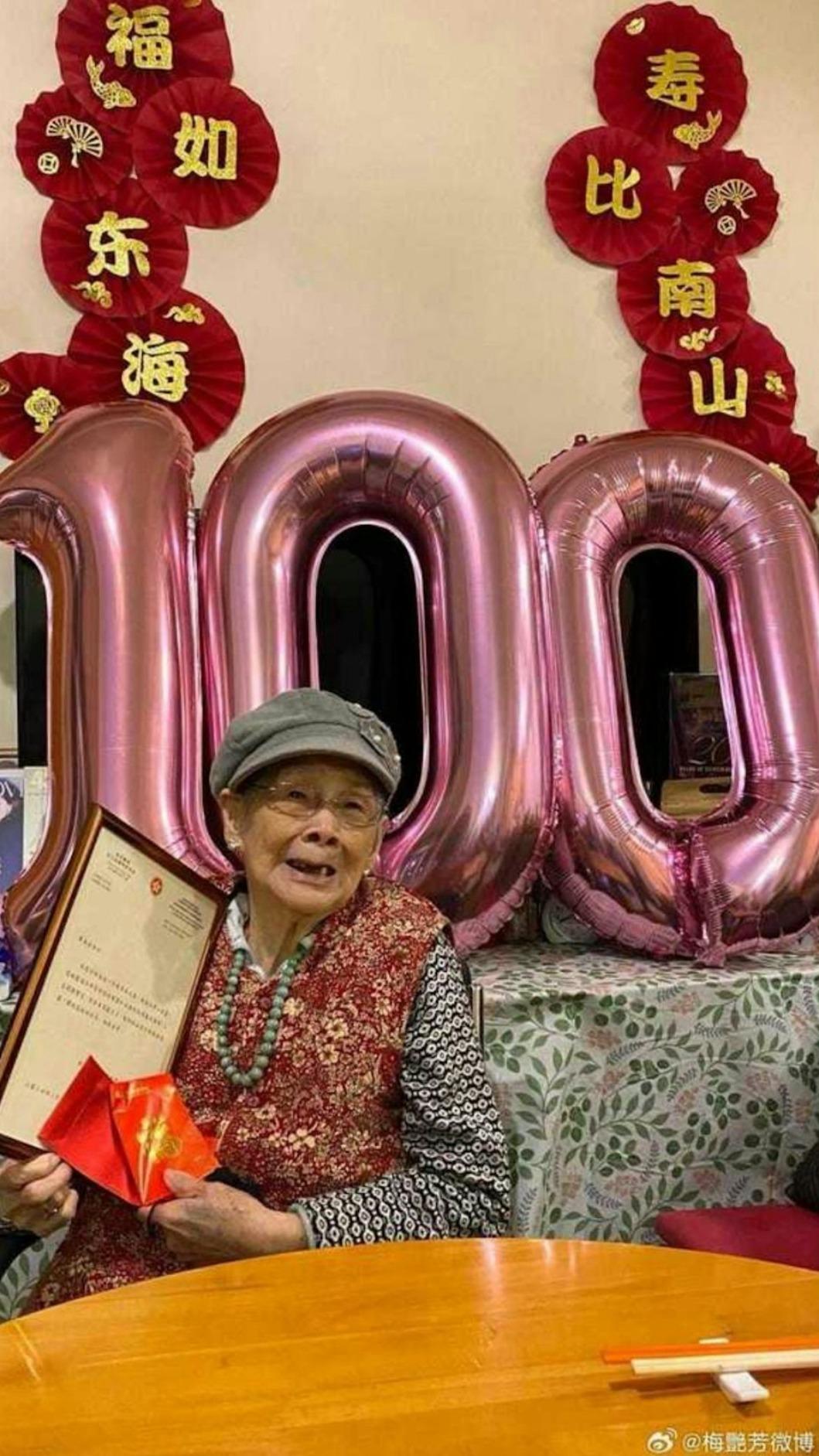 梅媽獲香港政府送贈100歲祝壽賀函。(圖/翻攝自梅艷芳微博)