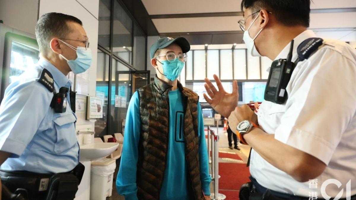 2023年梅媽住院期間,梅啟明曾在醫院大廳抗議要求見母親。(圖/香港01提供)