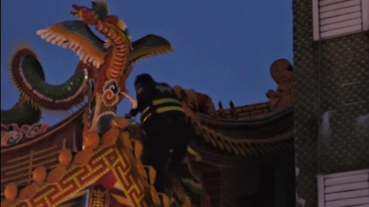 酒後失控!男子醉爬廟頂還砸酒瓶 警消強制壓制