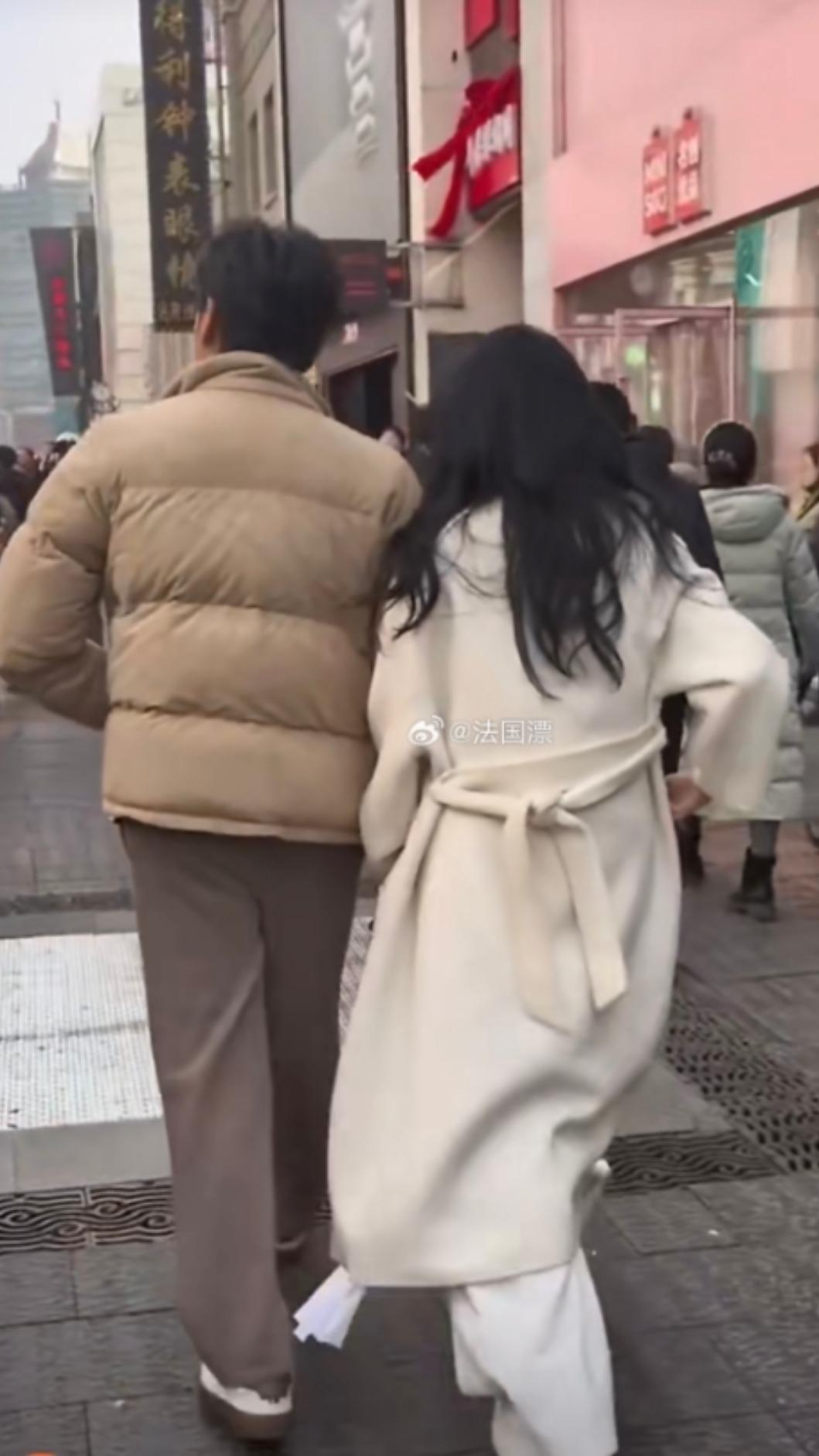 伊能靜衣服上的吊牌意外引起話題。（圖／翻攝微博）