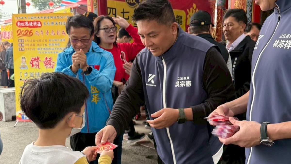 藍委吳宗憲在過年期間拜廟爭取民眾支持。(圖/翻攝吳宗憲粉專)