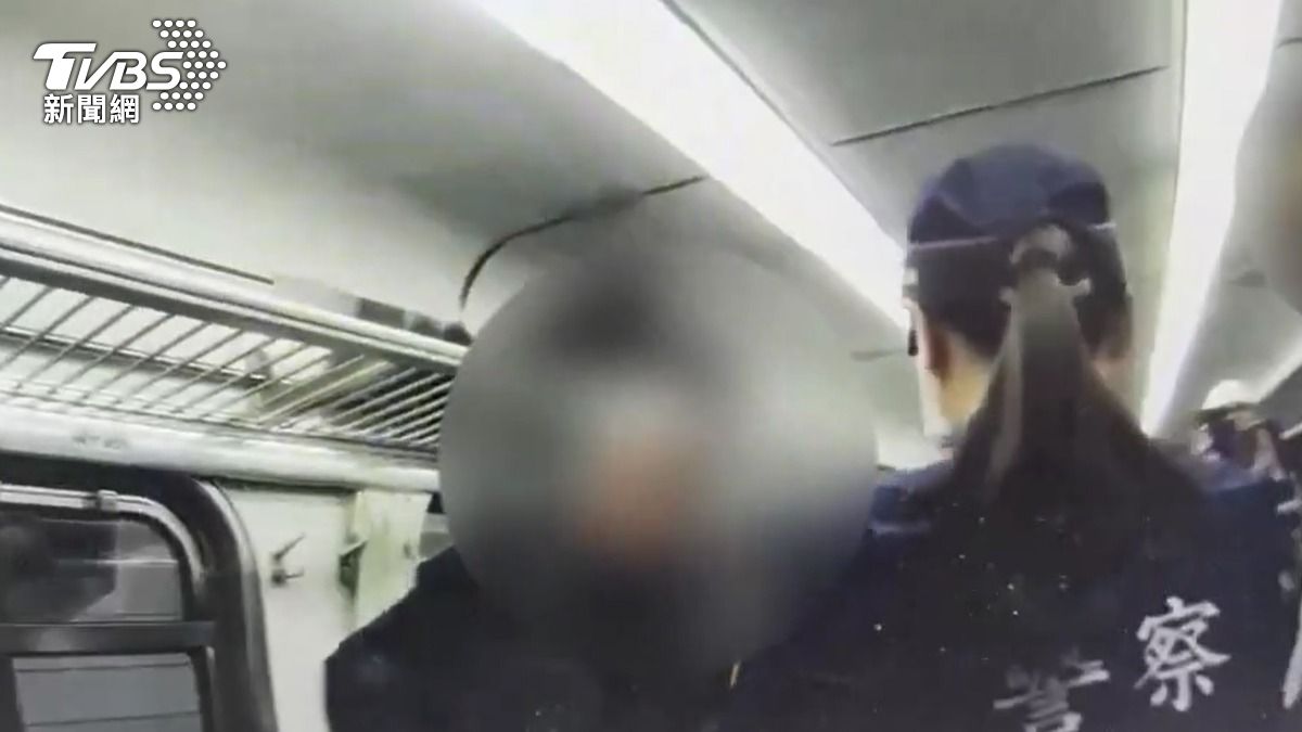 員警到場後將該名老翁「請」下車。(圖/TVBS)