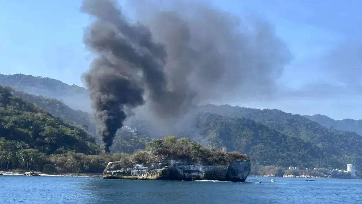 毒梟被殺後,熱門度假小鎮上空煙霧瀰漫。(圖/翻攝紐約郵報)