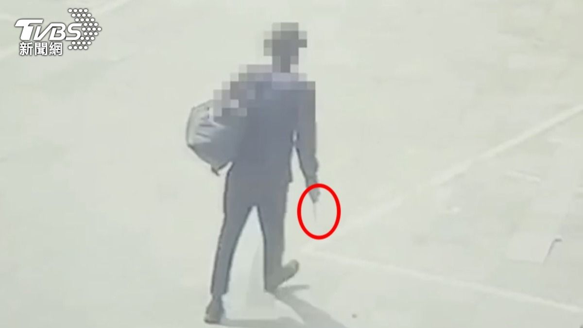 北車有人持刀!黑衣男三度進出車站 亮刀遊蕩畫面曝光