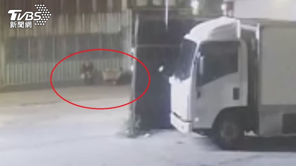 老翁以推車送至大新二號橋,將兒子遺體丟入埔心溪。(圖/TVBS)