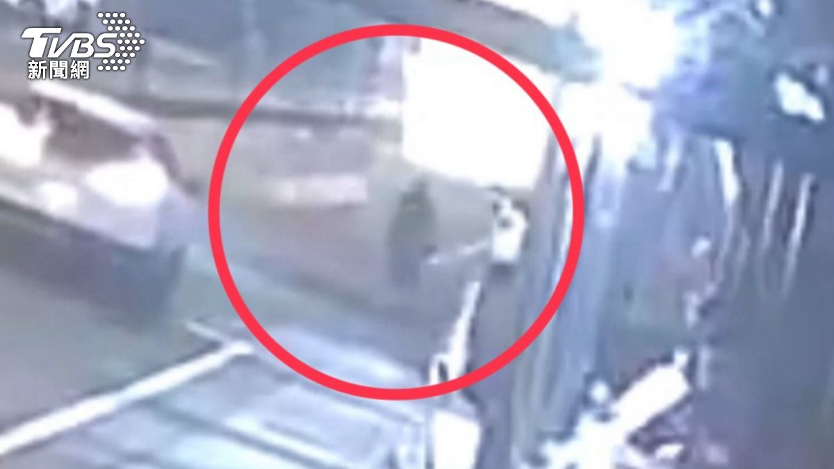 老翁以推車送至大新二號橋,將兒子遺體丟入埔心溪。(圖/TVBS)