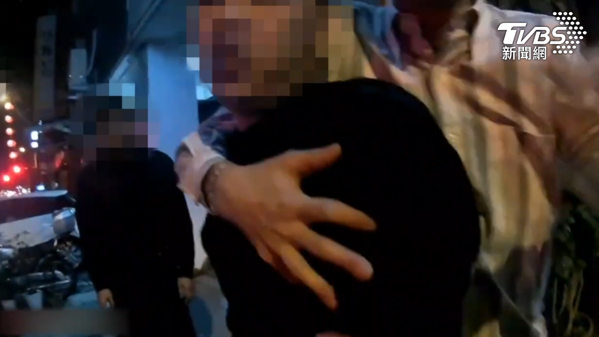 即使警方已經抵達,男子情緒仍相當激動,友人不斷在一旁安撫表示沒事。(圖/TVBS)