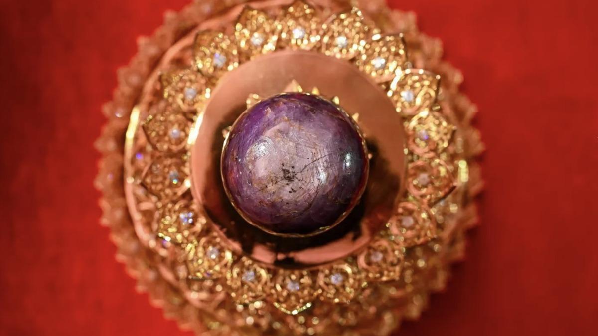 這顆名為「淨土之星」的圓形寶石是目前已知最大的天然紫星青金石。(圖/翻攝自X@Forbes)