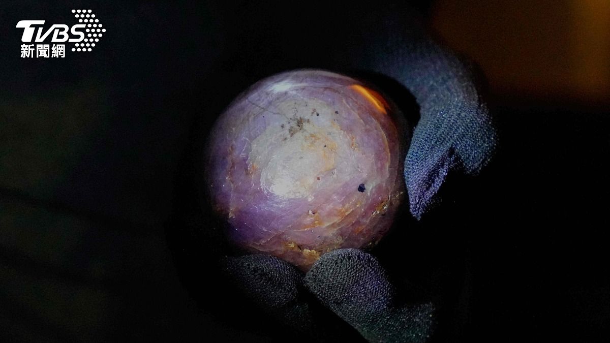 3563克拉「超巨型紫星彩寶石」亮相！專家：價值上看126億