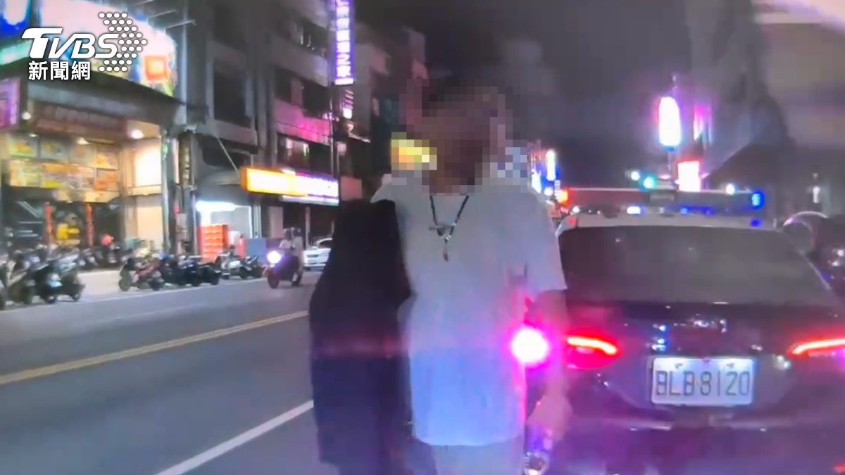洪男被圍捕時還在路上遊蕩碎念。（圖／TVBS）