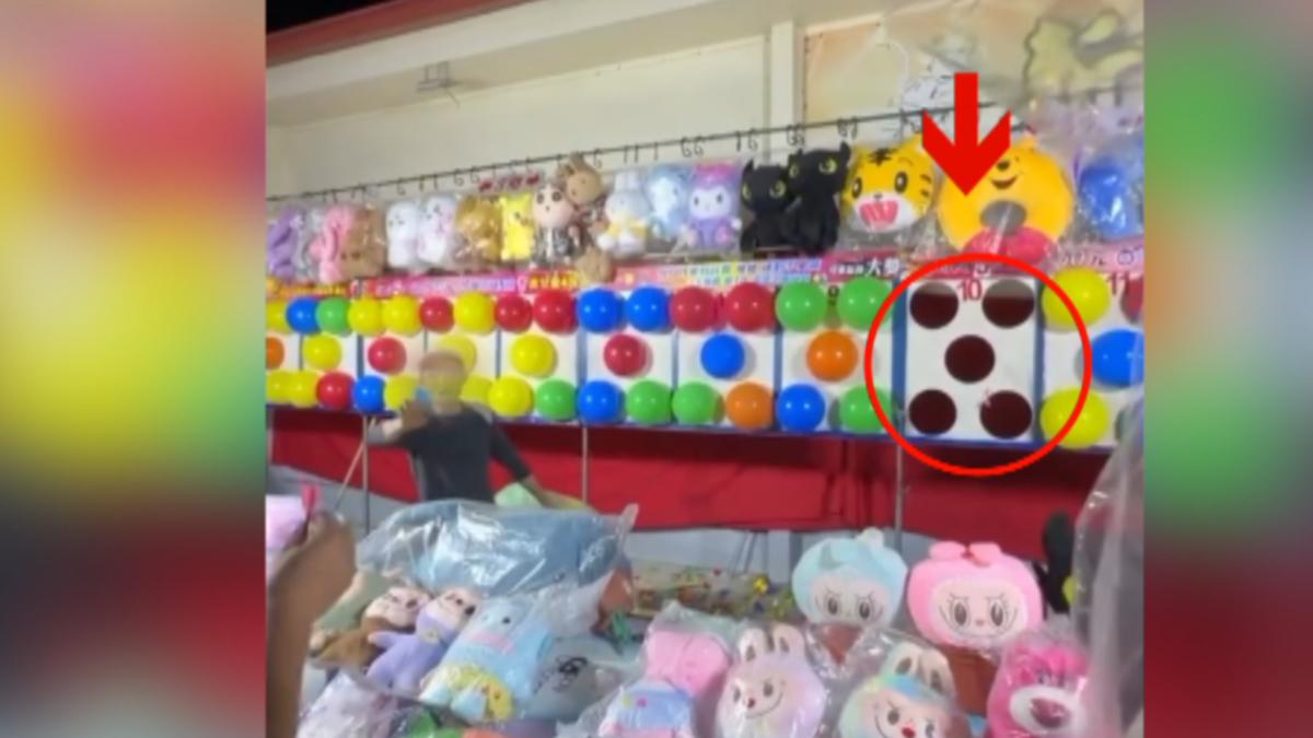 原本民眾可帶走娃娃,老闆卻突然喊停,表示遊戲規則是飛鏢不能混色使用。(圖/翻攝Threads_fasfwek )
