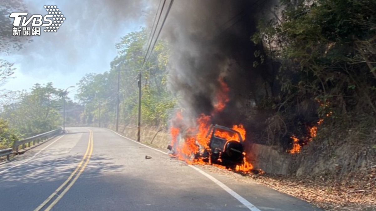 有片／閃野狗出事！廂型車遭黑煙火球包圍剩骨架　苗栗翁嚇壞急逃