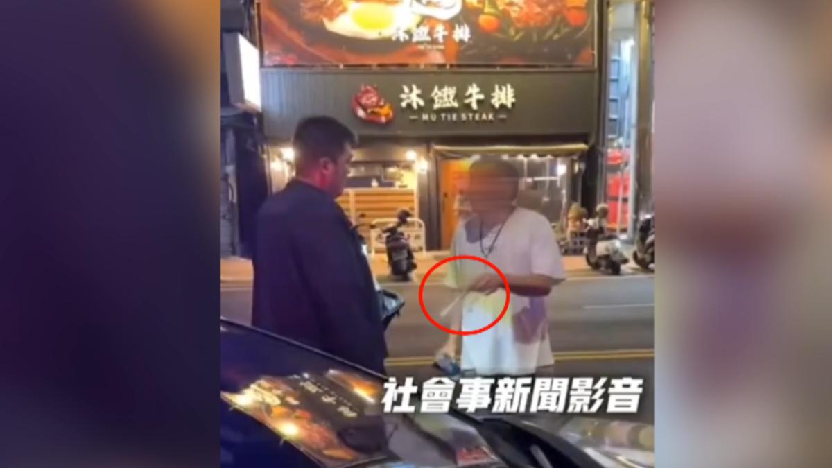 嘉義一名男子持其他超商的繳費收據,要求店員退款遭拒竟當場亮出刀子威脅,警方隨即到場處理。(圖/翻攝_社會事新聞影音)