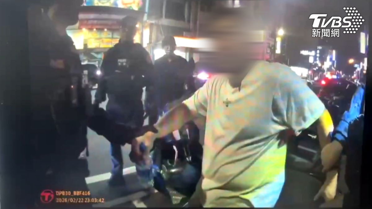 在搜身過程中男子情緒突然失控爆發,警方當場將他壓制在地,隨後緊急送醫處理。(圖/TVBS)