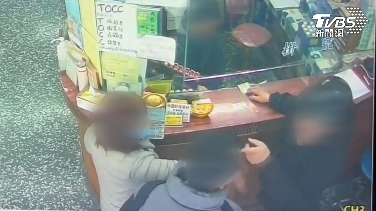 高雄林園一對母子在繳費時遭一名阿伯誤認為插隊,引發激烈口角與肢體衝突。(圖/TVBS)