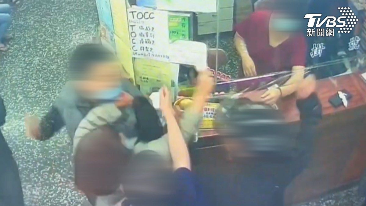現場畫面顯示,雙方在診所櫃台前一言不合後,隨後雙方發生激烈衝突。(圖/TVBS)