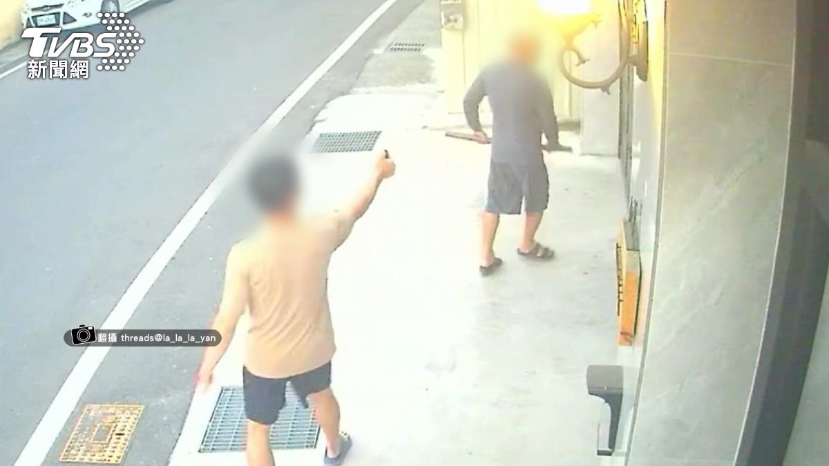 拿東西噴向對方試圖制止暴行，但賴姓男子仍持續攻擊。(圖／民眾提供)